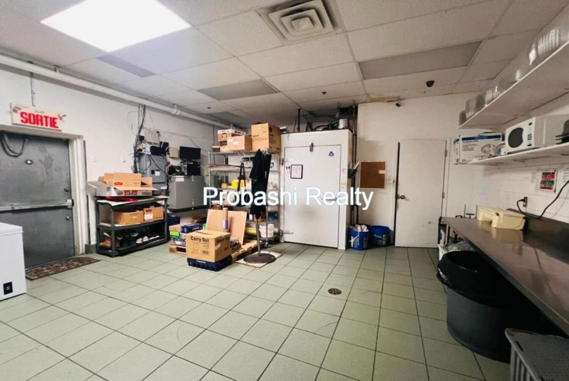 Dagwoods Restaurant for sale in Beaconsfield, Montreal